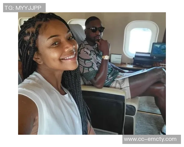 尤尼恩调侃韦德体型太大飞机卫生间无法容纳的趣事