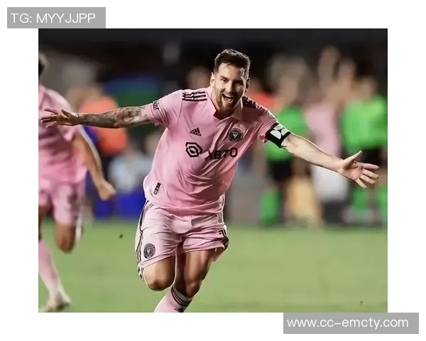 梅西分享与奖杯合影感慨迈阿密赛季的辉煌成就与难忘回忆